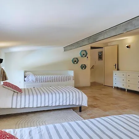 Du Phoenix Piscine, Calme Et Elegance Vila Grospierres
